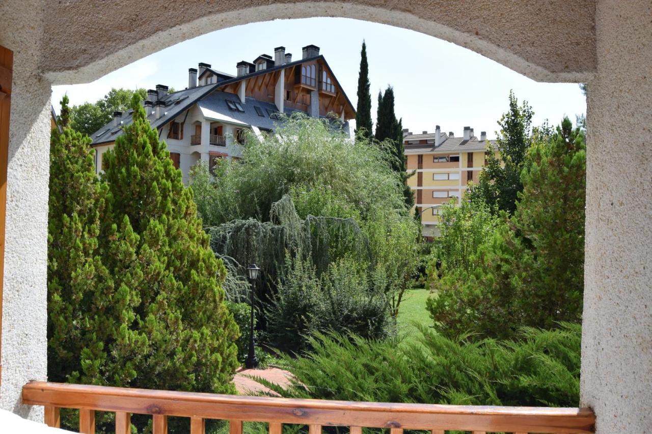 Acogedor Apartamento Con Piscina Compartida Y Opcion A Parking Jaca Exterior photo